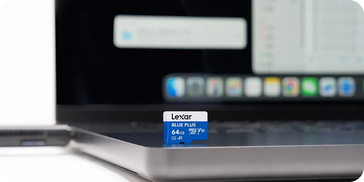 Lexar Blue Plus 64 GB - karta pamięci w aranżacji z komputerem