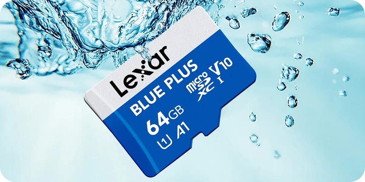 Lexar Blue Plus 64 GB - grafika prezentująca odporność karty pamięci na wodę