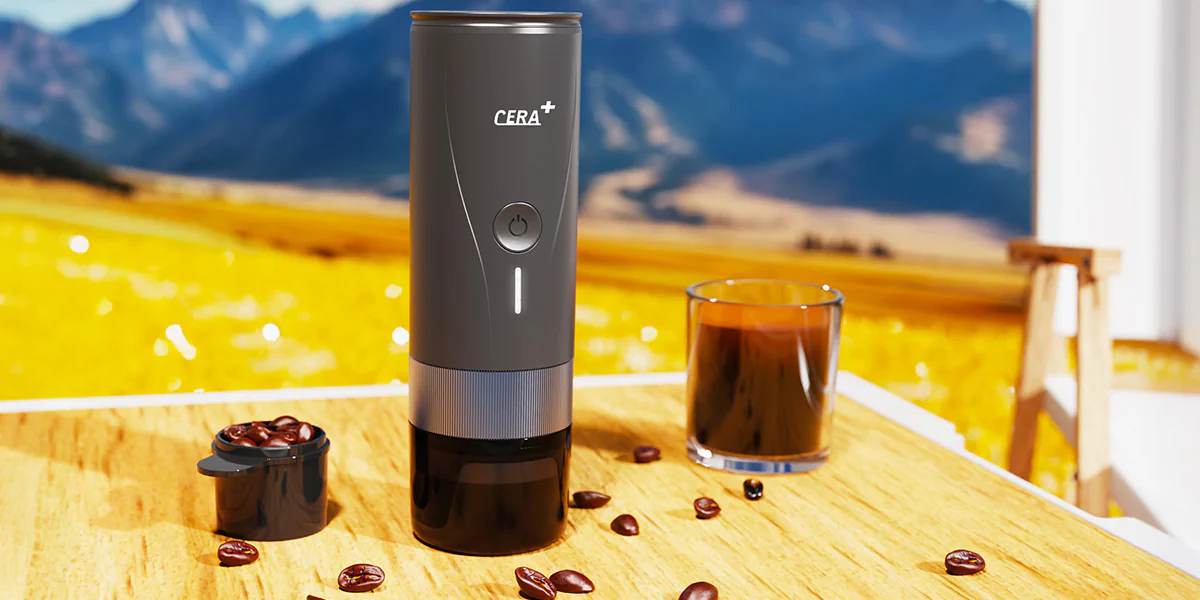 CERA+ PCM04A - przenośny ekspres i filiżanka espresso na tle gór